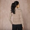 Tricou cu guler stand-up, capăt cu volane și imprimeu leopard