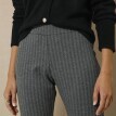 Pantaloni bootcut din tricot Milano cu model herringbone