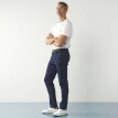 Rovné džíny s 5 kapsami ze strečového denimu, měříte-li více než 178 cm, vnitřní délka nohavic 82 cm