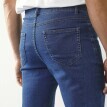 Rovné džíny s 5 kapsami ze strečového denimu, měříte-li mezi 170 až 178 cm, vnitřní délka nohavic 77 cm