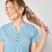 Tričko s krátkými rukávy a výstřihem na knoflíčky lemovaným madeirou