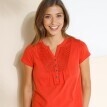 Tricou cu decolteu tunisian și broderie englezească