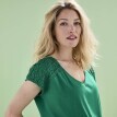 Póló V-nyakú makraméval és makraméval