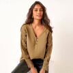 Krepová halenka s macramé rukávy a výstřihem do V