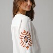 Oversize halenka s vyšívanými detaily