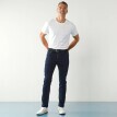 Blugi drepți cu 5 buzunare, din denim elastic, dacă aveți între 170 și 178 cm înălțime, lungime interioară picior 77 cm