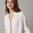 Oversize halenka s vyšívanými detaily