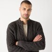 Svetr se stojáčkem na zip a copánkovým vzorem