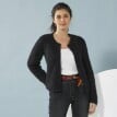 Un cardigan scurt pentru o siluetă minionă, confecționat dintr-un material pufos tricotat.