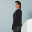 Un cardigan scurt pentru o siluetă minionă, confecționat dintr-un material pufos tricotat.