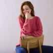 Pulóver s lodičkovým výstrihom a perličkovými gombíkmi