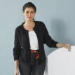 Un cardigan scurt pentru o siluetă minionă, confecționat dintr-un material pufos tricotat.