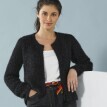 Un cardigan scurt pentru o siluetă minionă, confecționat dintr-un material pufos tricotat.