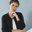 Un cardigan scurt pentru o siluetă minionă, confecționat dintr-un material pufos tricotat.