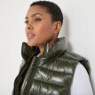 Nepromokavá prošívaná vesta na zip, s metalickým efektem