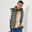 Nepromokavá prošívaná vesta na zip, s metalickým efektem