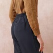 Pantaloni largi și lejeri cu nasturi decorativi