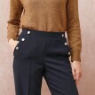 Pantaloni largi și lejeri cu nasturi decorativi