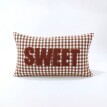 Kockovaný vankúšik s nášivkou SWEET