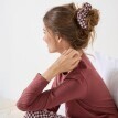 Pyžamo s kalhotami, potiskem a sladěnou gumičkou do vlasů