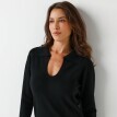 Pulovrové šaty s kapsami a polo límečkem