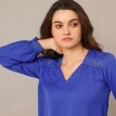 Kreponová halenka s krajkovými detaily