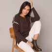 Szeroki sweter z kontrastowym wykończeniem