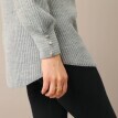 Dlouhý pulovr se vzorem a knoflíčky na rukávech