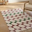 Texturovaný koberec s geometrickým vzorom