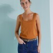 Top w jednolitym kolorze na wąskich ramiączkach