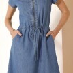 Długa sukienka z zapinanym dekoltem i krótkimi rękawami, wykonana z jasnego dżinsu