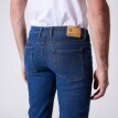 Džínsy pre plnšiu postavu, s tvarovaným
pásom a 5 vreckami pre nižšiu postavu