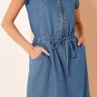 Krótka sukienka z zapinanym dekoltem i krótkimi rękawami, wykonana z jasnego dżinsu