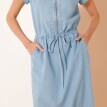 Długa sukienka z zapinanym dekoltem i krótkimi rękawami, wykonana z jasnego dżinsu