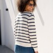 Sweter w paski z ozdobnymi guzikami