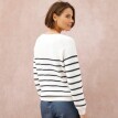 Pruhovaný pulóver s výstrihom na gombíky