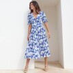 Długa rozkloszowana sukienka z rękawami do łokcia, nadruk z krepy