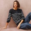 Pruhovaný pulóver s výstrihom na gombíky