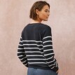 Pruhovaný pulóver s výstrihom na gombíky