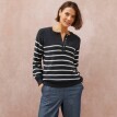 Pruhovaný pulóver s výstrihom na gombíky