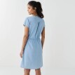 Krótka sukienka z zapinanym dekoltem i krótkimi rękawami, wykonana z jasnego dżinsu