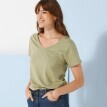 Футболка з V-подібним вирізом