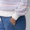Sweter z kolorowymi paskami i gładkim wzorem