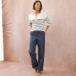 Pruhovaný pulóver s výstrihom na gombíky