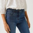 Úzke džínsy s vysokým pásom pre strednú postavu