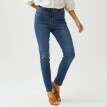 Úzke džínsy s vysokým pásom pre nižšiu postavu