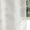Voálová záclona s výšivkou listov a zakončením očka
