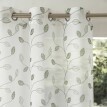 Voálová záclona s motívom listov zakončená očkami