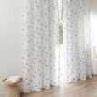 Voálová záclona s motívom listov zakončená očkami