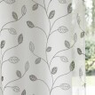 Voálová záclona s motívom listov zakončená očkami